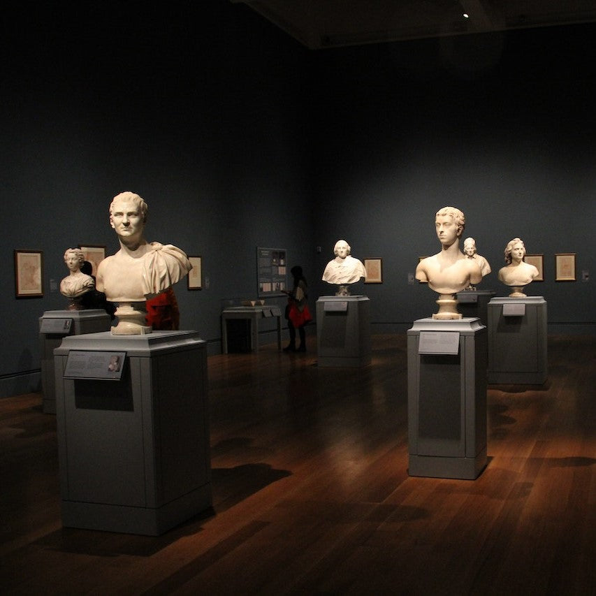 Skulpturen stehen in einem Museum