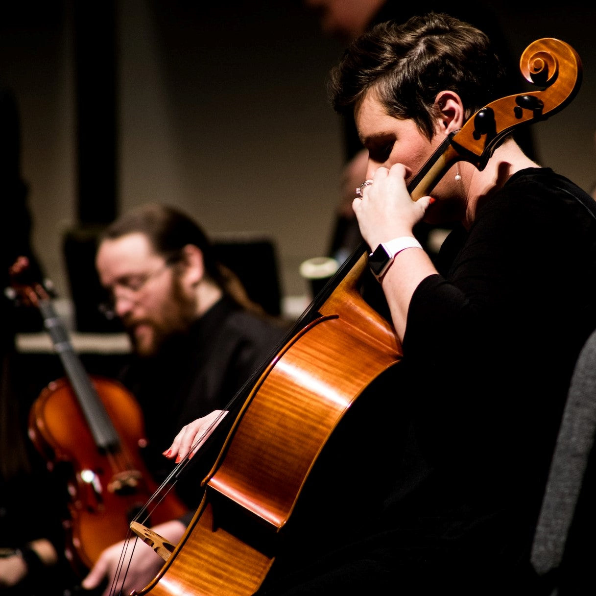 Musiker spielen in einer Musikschule Streichinstrumente